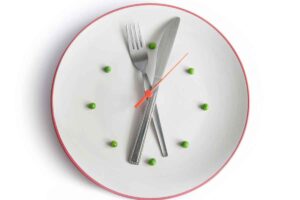 ¿A qué hora se debe comer o cenar?