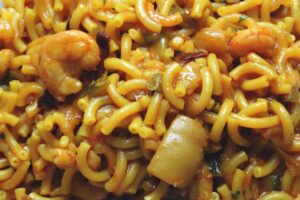 Fideuá con calamares y gambas