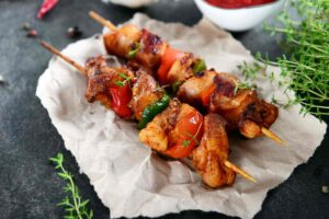Brochetas de seitán con verduras
