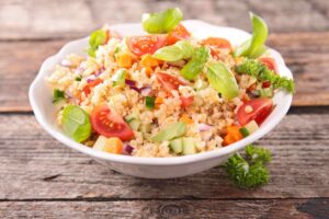 Ensalada de quinoa con vinagreta de albahaca
