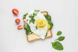 Tostadas con espinacas y huevo