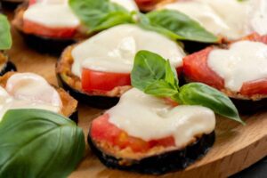 Mini pizzas de berenjenas, tomate y mozzarella