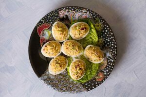 Huevos rellenos con atún, mayonesa y mostaza