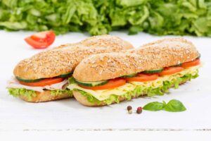 Sándwich con jamón, queso fresco, tomate y rúcula