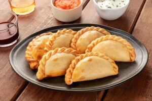 Empanadas con tomate, mozzarella y albahaca