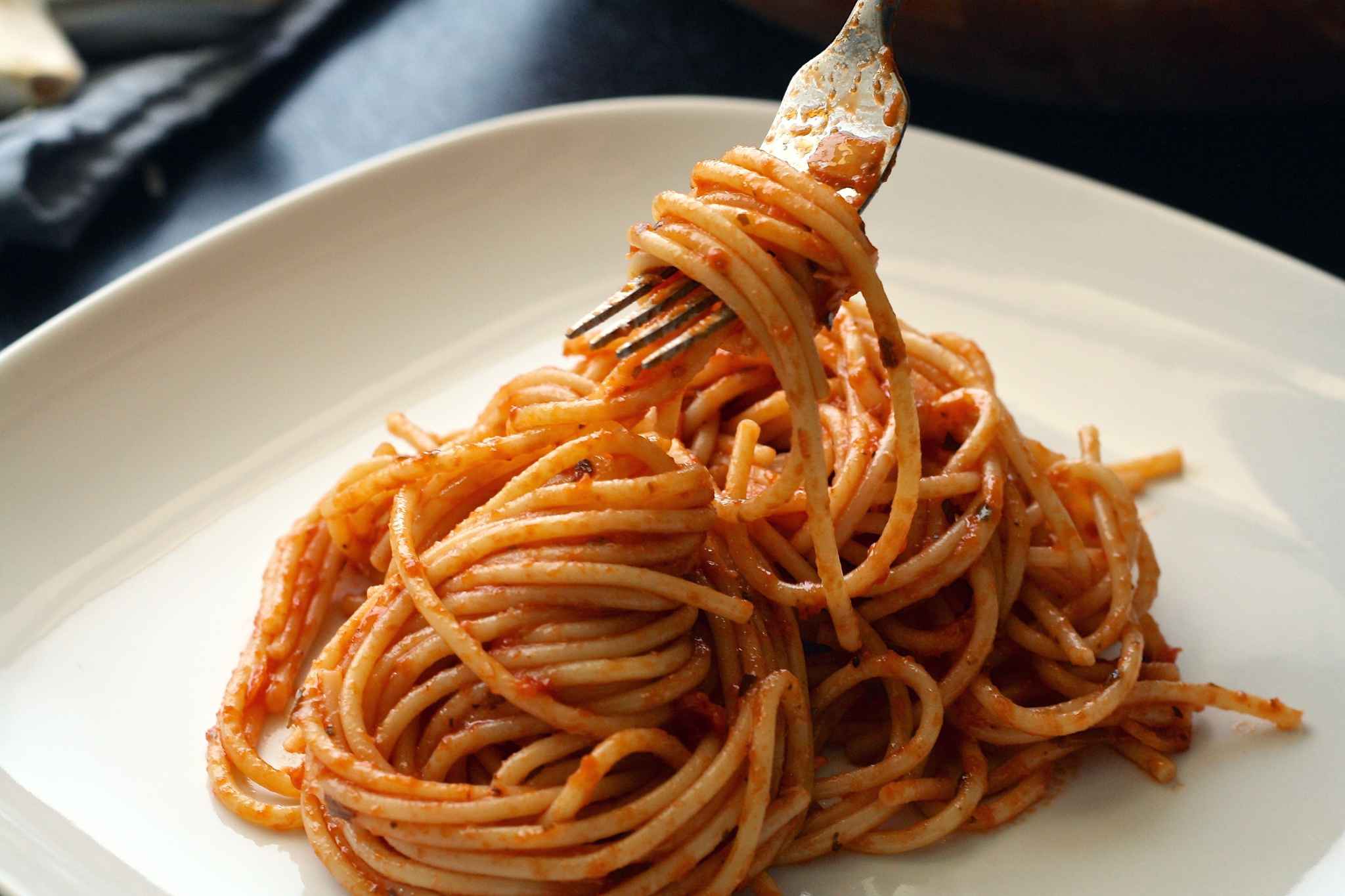Espaguetis light con salsa de berenjenas y tomate