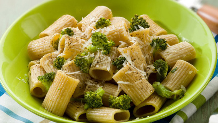 Macarrones con brócolis gratinados