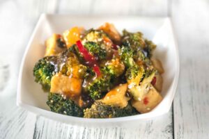 Tofu y brócolis salteados con cebolla