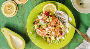 Ensalada de salmón, aguacate y yogurt