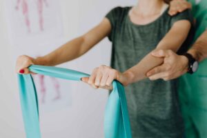Bandas elásticas: 3 ejercicios para tonificar glúteos, brazos y abdominales