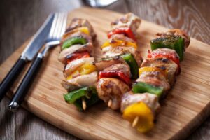 Brocheta de pollo con verduras y piña