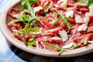 Carpaccio de ternera con láminas de parmesano