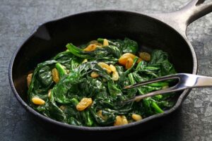 Kale salteado: receta irresistible con piñones y pasas