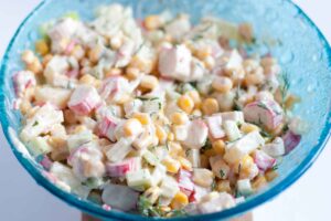 Ensalada tierra y mar con surimi y champiñones