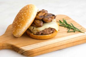 Hamburguesa de ternera con salsa de champiñones