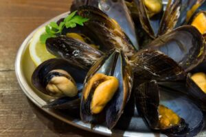 Mejillones al vapor con limón y perejil