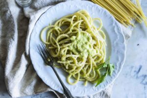 Pasta con crema de puerros y queso de oveja