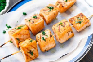 Pinchos de salmón con pimienta rosa
