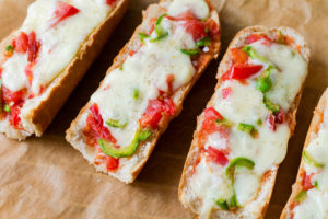 Pizza casera light hecha con barra de pan