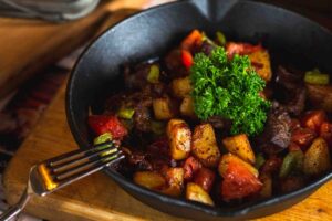 Salteado de pimientos rojos, patatas y cebolla