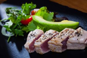 Tataki de atún con aguacate