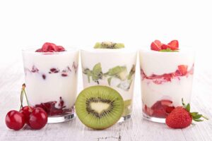 Tiramisú ligero con fruta y yogur