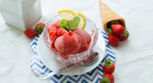 Helado de fresa y vainilla ligero y sin máquina de helados
