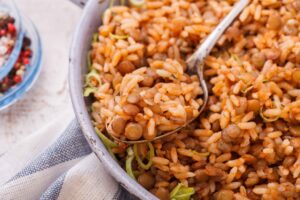 Arroz con lentejas y pimientos verdes