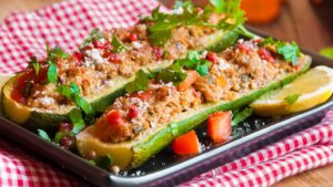 Calabacines rellenos con carne picada y pimientos