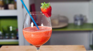 Batido desintoxicante de fresas y piña