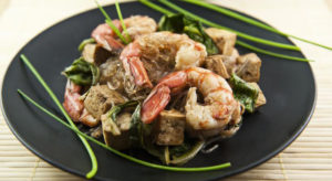 Salteado de tofu, gambas y verduras