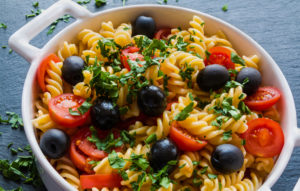 Pasta con aceitunas negras y tomates cherry