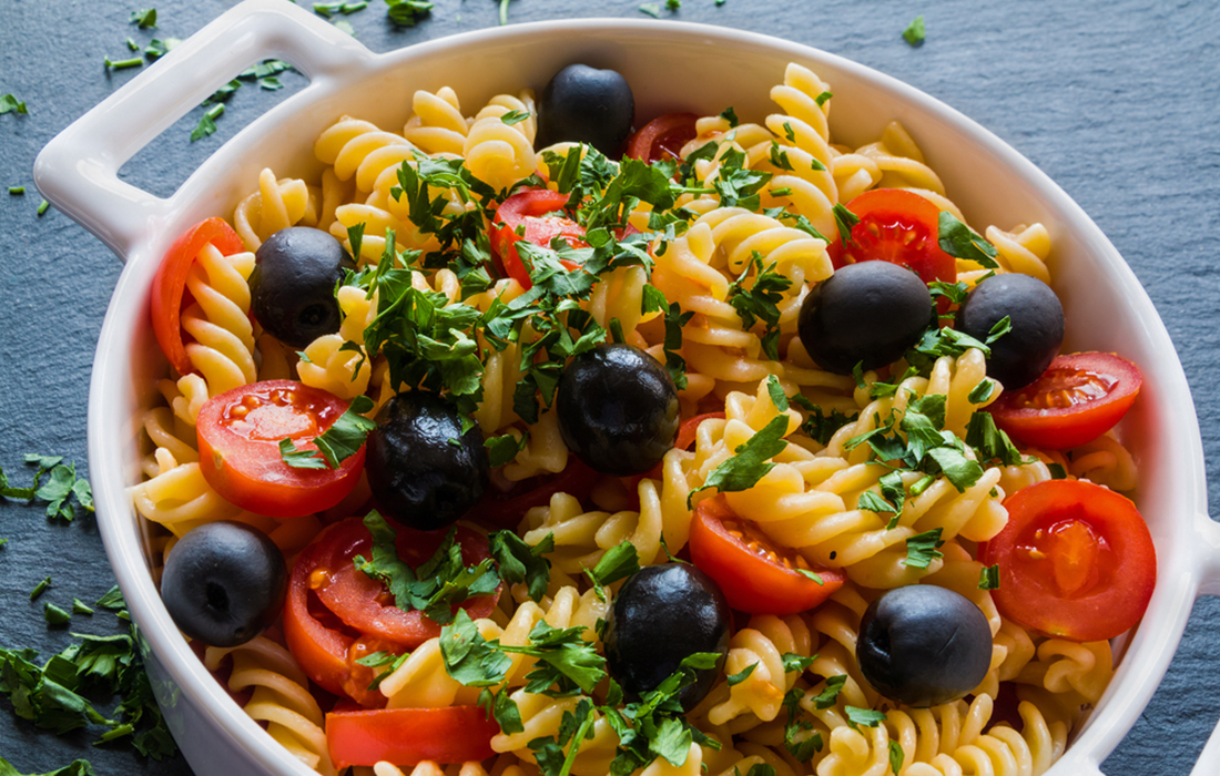 pasta con tomate y aceitunas negras