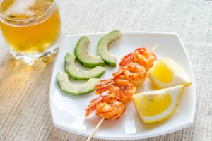 Pinchos de gambas y aguacate