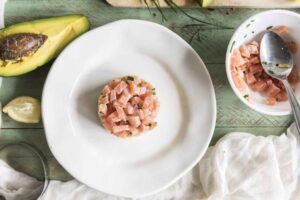 Tartar de salmón con vieiras y aguacate