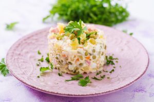 Ensaladilla rusa con yogur griego: una opción ligera y deliciosa