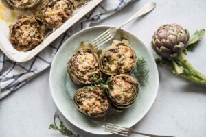 Alcachofas rellenas de pan con hierbas aromáticas