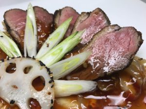 Magret de pato a la plancha con cebolla