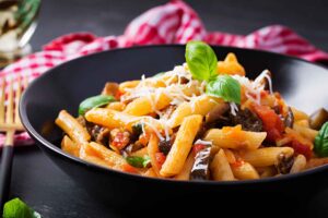 Pasta fría con berenjenas, queso feta y tomatitos