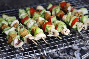 Brochetas con seitán y verduras