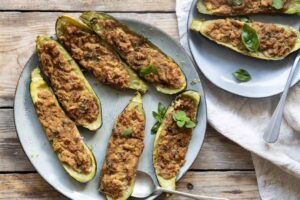 Calabacines rellenos de tempeh