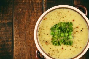 Crema de puerros y garbanzos tostados