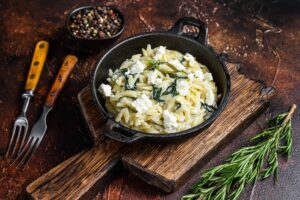 Espinacas con queso feta: una ensalada ligera y sabrosa