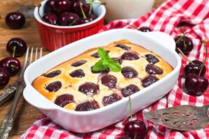 Clafoutis de cerezas: la receta tradicional del delicado postre francés