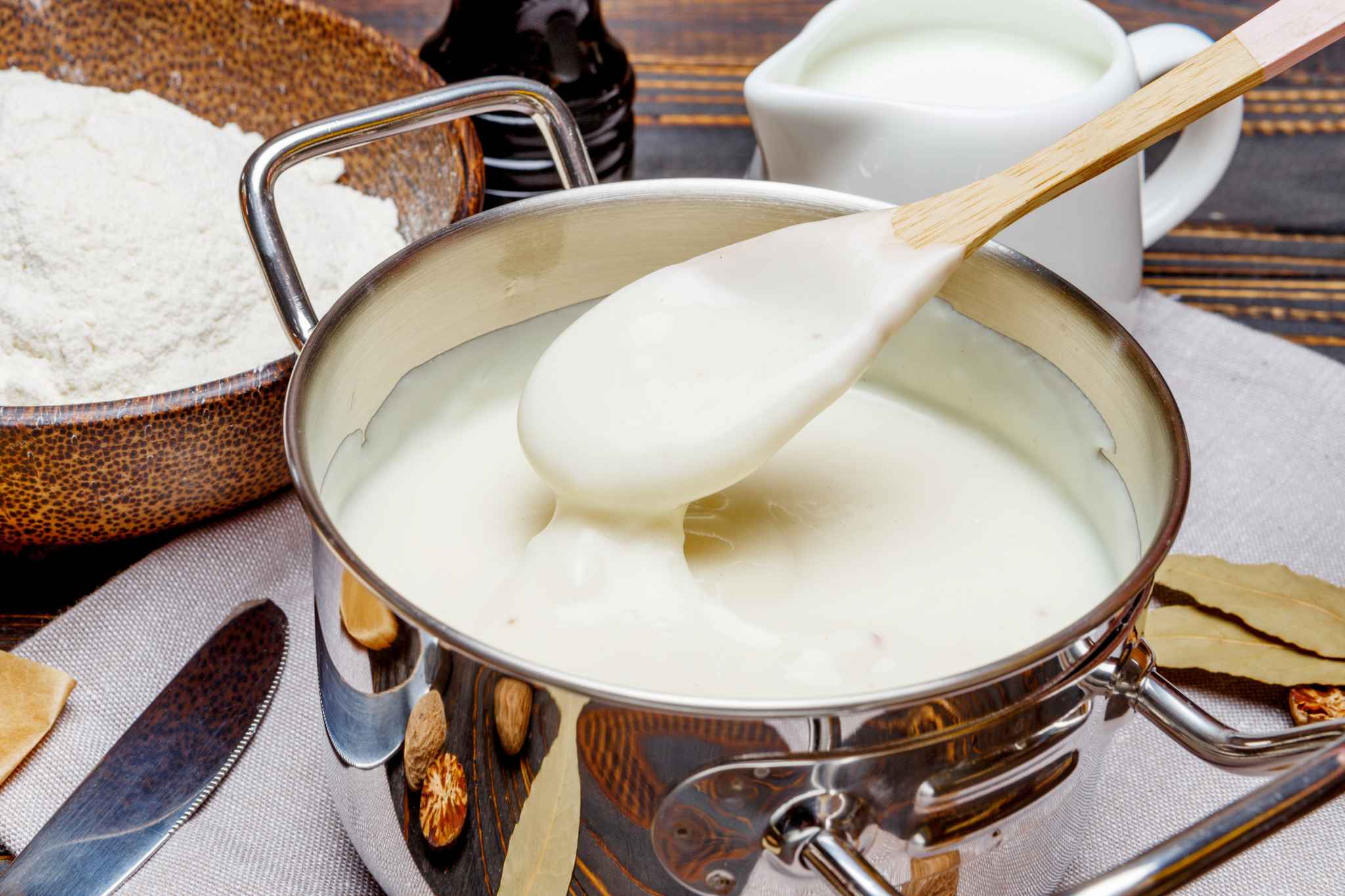 Bechamel sin mantequilla es una olla cocinándose