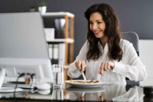 Cómo mejorar las comida en la oficina y mantenerse sano y en forma