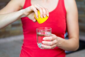 Agua con limón en ayunas: descubre toda la verdad