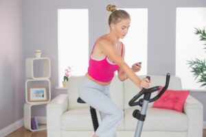 Bicicleta estática: beneficios y el programa de entrenamiento para hacer en casa