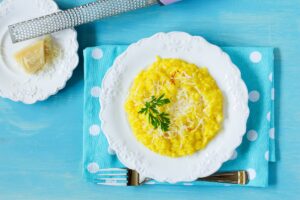Risotto con azafrán: orígenes, propiedades y la receta