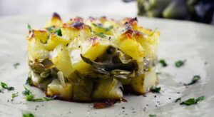 Pastel de patatas y alcachofas